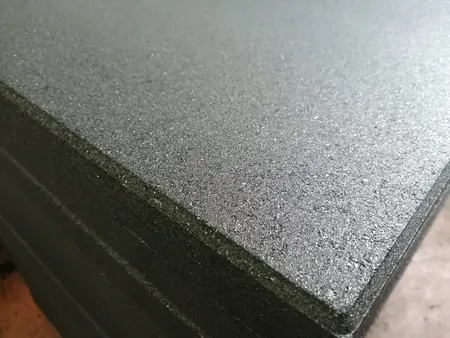 אריחי גומי | משטח בלימה לחדר כושר, לסטודיו, ולבית. מטר על מטר בעובי 2 ס"מ בצבע שחור מוחלק
