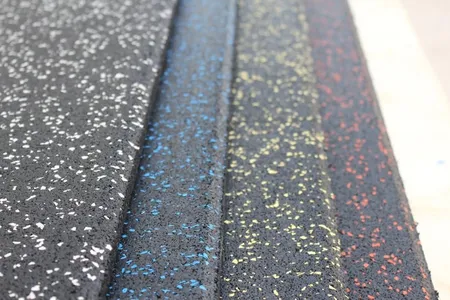 אריחי גומי צבעוני.