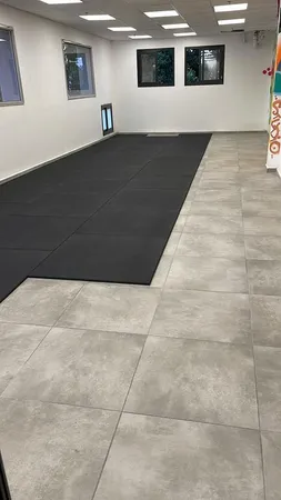 אריחי גומי | משטח בלימה לחדר כושר, לסטודיו, ולבית. מטר על מטר בעובי 2 ס"מ בצבע שחור מוחלק